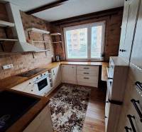 3-izb. byt, Haanova, BA V - Petržalka, kompletná rekonštrukcia - Kuchyňa 3-izbového bytu s tehlovým obkladom, masívnymi policami na ulici Haanova.
