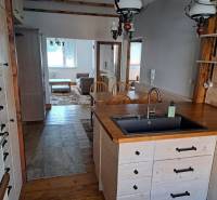 3-izb. byt, Haanova, BA V - Petržalka, kompletná rekonštrukcia - Kuchyňa v 3-izbovom byte na ulici Haanova, so svetlým interiérom a dreveným nábytkom.