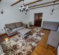 3-izb. byt, Haanova, BA V - Petržalka, kompletná rekonštrukcia - Obývačka na ulici Haanova, 3-izbový byt s drevenou podlahou, sedačkou a konferenčným stolíkom.