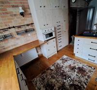 3-izb. byt, Haanova, BA V - Petržalka, kompletná rekonštrukcia - Rustikálna kuchyňa s tehlovým obkladom na ulici Haanova v 3-izbovom byte.