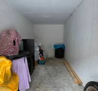 Samostatná garáž Bodvianska, Vrakuňa - Garáže na Bodvianskej ulici vo Vrakuni v Bratislave s uskladnenými predmetmi.