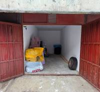 Samostatná garáž Bodvianska, Vrakuňa - Otvorená garáž na Bodvianskej ulici, Bratislava - Vrakuňa, s úložným priestorom a pneumatikami.