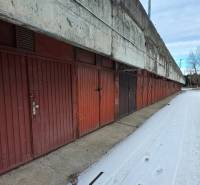 Samostatná garáž Bodvianska, Vrakuňa - Garáže na Bodvianskej ulici v Bratislave-Vrakuni s čerstvým snehom pokrývajúcim cestu.