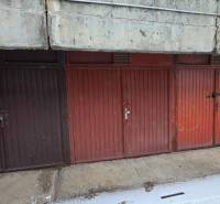 Samostatná garáž Bodvianska, Vrakuňa - Garáže Bratislava - Vrakuňa na Bodvianskej ulici s kovovými dverami a betónovým podkladom.