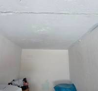 Samostatná garáž Bodvianska, Vrakuňa - Úložný priestor v garáži s bielou omietkou na stenách a strope.