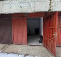 Samostatná garáž Bodvianska, Vrakuňa - Otvorené garáže na Bodvianskej ulici v Bratislave - Vrakuni, vnútri pneumatiky.