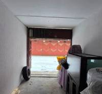 Samostatná garáž Bodvianska, Vrakuňa - Interiér garáže s uloženými predmetmi a otvorenými dverami na Bodvianskej ulici, Bratislava - Vrakuňa.