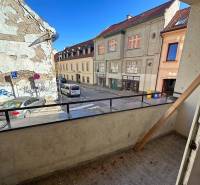 3,5 izb. byt v priamo centre Bratislavy na pešej zóne - Balkón s výhľadom na Štetinovú ulicu v Bratislave - Starom Meste, dlažba na podlahe.