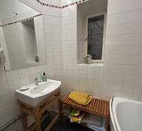 3,5 izb. byt v priamo centre Bratislavy na pešej zóne - Kúpeľňa 4-izbového bytu s vaňou, zrkadlom a drevenou poličkou.