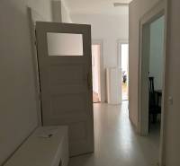 3,5 izb. byt v priamo centre Bratislavy na pešej zóne - Chodba so svetlou podlahou v 4-izbovom byte, otvorené dvere do izby.