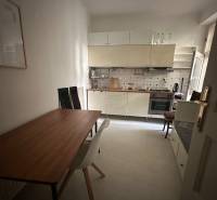 3,5 izb. byt v priamo centre Bratislavy na pešej zóne - Kuchyňa v 4-izbovom byte s jedálenským stolom a stoličkami.