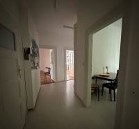 3,5 izb. byt v priamo centre Bratislavy na pešej zóne - Chodba a jedálenský kút v 4-izbovom byte s pohľadom do miestnosti.