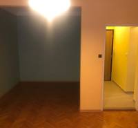 1-izb. byt na ul. Račianska, Nové Mesto s lodžiou - Interiér 1-izbového bytu s podlahou s dreveným dekorom a svetlým osvetlením.