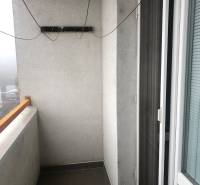 1-izb. byt na ul. Račianska, Nové Mesto s lodžiou - Balkón 1-izbového bytu s dlažbou a šnúrkou na prádlo.