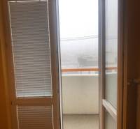 1-izb. byt na ul. Račianska, Nové Mesto s lodžiou - Dvere a okno so žalúziami v 1-izbovom byte, výhľad na balkón.