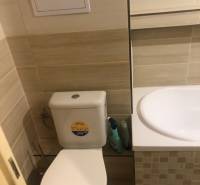 1-izb. byt na ul. Račianska, Nové Mesto s lodžiou - Kúpeľňa v 1-izbovom byte so záchodom a umývadlom, obkladané kachličkami.