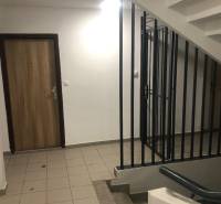 1-izb. byt na ul. Račianska, Nové Mesto s lodžiou - Vstupná chodba a schodisko s dlažbou, zasadené v obytnom priestore.