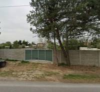 Na predaj pozemok na pohrebnicku činnosť Bernolákovo - Pozemky - komerčné na Dukelskej v Bernolákove s betónovým plotom a príjazdovou cestou.