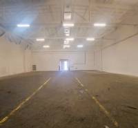 NA PRENÁJOM SKLAD 632 m2, KOŠICE - JUH - Prostorné Sklady a haly s bielymi stenami, rovnou podlahou a osvetlením zhora.
