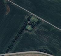 Predaj investičného pozemku - Stupava – extravilán- 13 804 m² - Letecký pohľad na komerčné pozemky v Stupave obklopené zelenou krajinou.