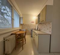 R E Z E R V O V A N Ý 3 izbový byt s balkónom , Košická, Komárno - Kuchyňa v 3-izbovom byte s jednoduchým zariadením a oknami s výhľadom.