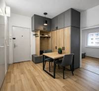 R E Z E R V O V A N Ý 3 izbový byt s balkónom , Košická, Komárno - Predsieň 3-izbového bytu s podlahou s dreveným dekorom a vstavanými skriňami.