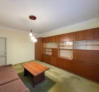 R E Z E R V O V A N Ý 3 izbový byt s balkónom , Košická, Komárno - Obývacia izba v 3-izbovom byte s drevenou stenovou zostavou a gaučom.