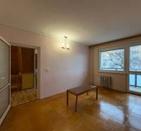 R E Z E R V O V A N Ý 3 izbový byt s balkónom , Košická, Komárno - 3-izbový byt s podlahou s dreveným dekorom, stôl, balkónové dvere.