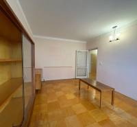 R E Z E R V O V A N Ý 3 izbový byt s balkónom , Košická, Komárno - Obývacia izba v 3-izbovom byte s podlahou s dreveným dekorom a nábytkom.