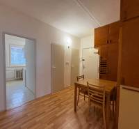 R E Z E R V O V A N Ý 3 izbový byt s balkónom , Košická, Komárno - Interiér 3-izbového bytu s podlahou s dreveným dekorom, jedálenský kút so stolom a stoličkami.