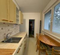 R E Z E R V O V A N Ý 3 izbový byt s balkónom , Košická, Komárno - Kuchyňa v 3-izbovom byte s dreveným dekorom, drevený stôl a kachličkový obklad.