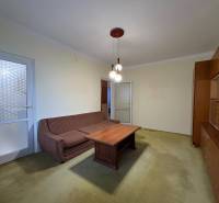 R E Z E R V O V A N Ý 3 izbový byt s balkónom , Košická, Komárno - Obývacia izba 3-izbového bytu s pohovkou, konferenčným stolíkom a vitrínou.