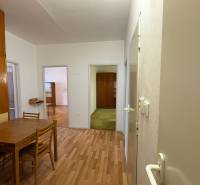 R E Z E R V O V A N Ý 3 izbový byt s balkónom , Košická, Komárno - Interiér 3-izbového bytu s podlahou s dreveným dekorom, stolom a stoličkami.