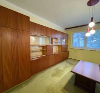 R E Z E R V O V A N Ý 3 izbový byt s balkónom , Košická, Komárno - Obývacia izba s dreveným nábytkom a kobercom v 3-izbovom byte.