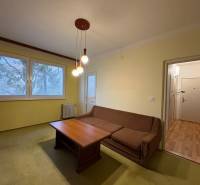 R E Z E R V O V A N Ý 3 izbový byt s balkónom , Košická, Komárno - Obývacia izba v 3-izbovom byte s pohovkou a stolom.