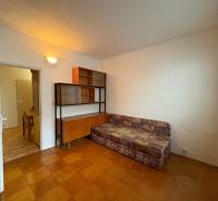 R E Z E R V O V A N Ý 3 izbový byt s balkónom , Košická, Komárno - Izba v 3-izbovom byte s pohovkou, skrinkou a podlahou s dreveným dekorom.