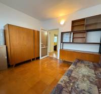 R E Z E R V O V A N Ý 3 izbový byt s balkónom , Košická, Komárno - Miestnosť v 3-izbovom byte s nábytkom z dreva a podlahou s dreveným dekorom.