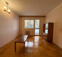 R E Z E R V O V A N Ý 3 izbový byt s balkónom , Košická, Komárno - Obývacia izba v 3-izbovom byte s podlahou s dreveným dekorom a jednoduchým nábytkom.