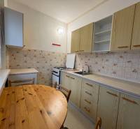 R E Z E R V O V A N Ý 3 izbový byt s balkónom , Košická, Komárno - Kuchyňa v 3-izbovom byte so stolom, dlažbou a útulným priestorom na varenie.