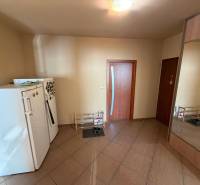 4-izb. byt, Wolkrova, Petržalka, 7.p./8 - V predsieni 4-izbového bytu sú botník, zrkadlová skriňa a dve chladničky.