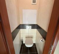 4-izb. byt, Wolkrova, Petržalka, 7.p./8 - Toaleta v 4-izbovom byte s tmavou dlažbou a stenovým ventilátorom.