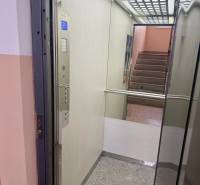 4-izb. byt, Wolkrova, Petržalka, 7.p./8 - Otvorený výťah vo vchode, prepojený so schodiskom a podlahou s dreveným dekorom.