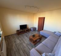 4-izb. byt, Wolkrova, Petržalka, 7.p./8 - Obývačka v 4-izbovom byte s pohovkou a podlahou s dreveným dekorom.