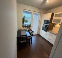 4-izb. byt, Wolkrova, Petržalka, 7.p./8 - Kuchyňa v 4-izbovom byte s jedálenským stolom a vstavanými spotrebičmi.