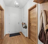 I Na predaj priestranný 2-izbový byt v Rovinke (City Park) - Chodba v 2-izbovom byte s podlahou s dreveným dekorom a drevenými dverami.