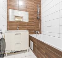 Na predaj moderný 2-izb. byt s loggiou vo Vrábľoch - Kúpeľňa v 2-izbovom byte s vaňou, umývadlom a práčkou. Využitie dreveného dekoru.