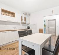 Na predaj moderný 2-izb. byt s loggiou vo Vrábľoch - Kuchyňa v 2-izbovom byte so svetlými skrinkami a podlahou s dreveným dekorom.