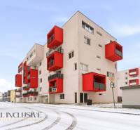 Na predaj moderný 2-izb. byt s loggiou vo Vrábľoch - Exteriér bytového domu s červenými balkónmi vo Vrábľoch, ideálny pre 2-izbový byt.