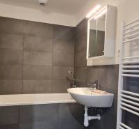 Zariadený 2-izb. byt v novostavbe v Ružinove - Ovocné sady - Kúpeľňa v 2-izbovom byte s vaňou, umývadlom a zrkadlovou skrinkou.