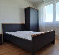 Zariadený 2-izb. byt v novostavbe v Ružinove - Ovocné sady - Spálňa s posteľou, šatníkom a podlahou s dreveným dekorom v 2-izbovom byte.